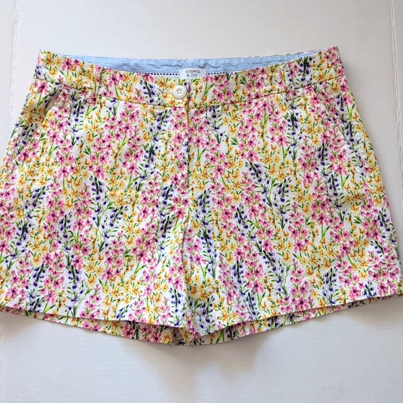 Crown & Ivy Floral Flat Front Caroline Shorts. Size 10 - Picture 2 of 10